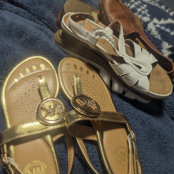 3 PAIRS Michael Kors plus 2 BONUS pairs. MINT ondition Aubrey Flip Flop 2 BONUS - Picture 9 of 11